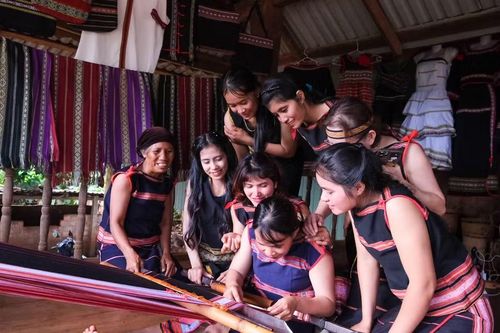 Du khách có cơ hội tham gia nhiều hoạt động trải nghiệm văn hóa. Ảnh: Minh Châu
