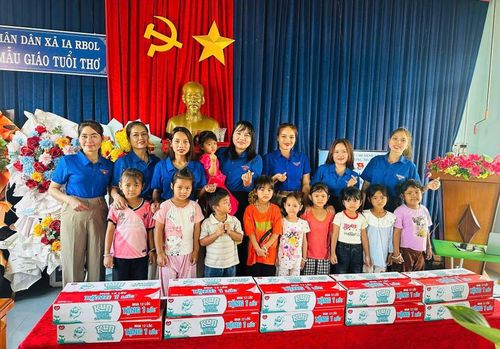  Đoàn xã Ia Rbol trao tặng sữa cho các em học sinh có hoàn cảnh khó khăn trên địa bàn xã. Ảnh: ĐVCC 