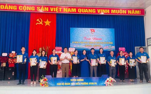  Đoàn phường Ayun Pa tuyên dương, khen thưởng cán bộ Đoàn tiêu biểu trong công tác Đoàn và phong trào thanh thiếu nhi tại địa phương. Ảnh: Vũ Chi 