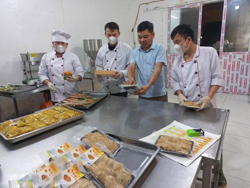 Hợp tác xã Nông - Công nghiệp và Thương mại - Du lịch Than Uyên (xã Khoen On) chú trọng quy trình chế biến sản phẩm từ cá đảm bảo an toàn thực phẩm và nâng cao chất lượng, mẫu mã bao bì.