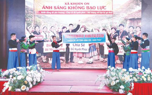 Yêu thương, quan tâm, chia sẻ giúp các thành viên trong gia đình thêm gắn bó.