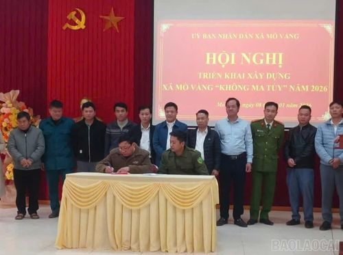 Lãnh đạo địa phương chứng kiến việc ký cam kết thực hiện xây dựng thôn "không có ma túy" giữa các thôn, bản.