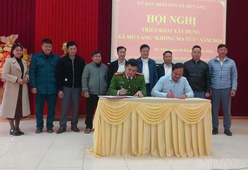 Công an xã ký kết thực hiện các mục tiêu theo nghị quyết của Đảng ủy xã về xây dựng "xã không ma túy".