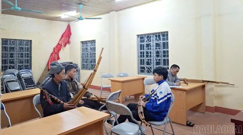 Truyền dạy nhạc cụ dân tộc cho thế hệ trẻ tại nhà văn hóa thôn.