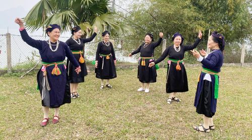 Các thành viên Câu lạc bộ dân gian xã Cảm Nhân duy trì sinh hoạt thường xuyên, góp phần làm phong phú đời sống văn hóa ở khu dân cư.