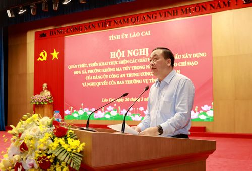 Ông Đoàn Hữu Phung - Bí thư Đảng ủy phường Yên Bái, tỉnh Lào Cai phát biểu thảo luận.