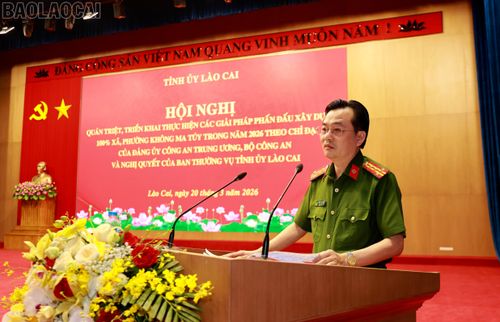 Đại tá Trần Quốc Huy - Phó Giám đốc Công an tỉnh phát biểu thảo luận.
