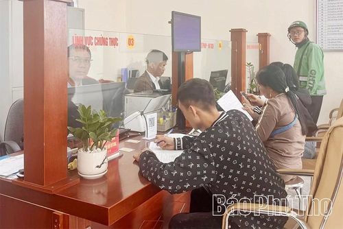 Người dân đến thực hiện giải quyết thủ tục hành chính tại Trung tâm hành chính công xã