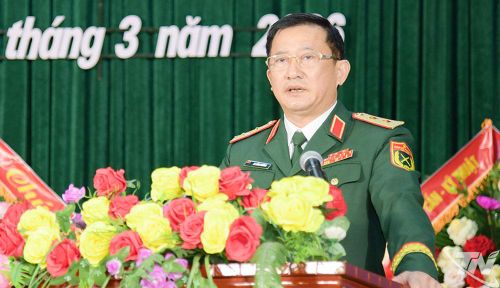 Trung tướng La Công Phương phát biểu động viên cán bộ, chiến sĩ ngành Công binh Quân khu trong buổi gặp mặt kỷ niệm truyền thống.
