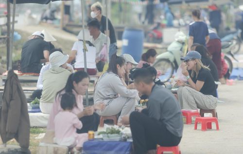 Những ngày này, không chỉ dưới bờ biển mà dọc tuyến đường gom và một số đường dẫn từ dưới biển lên tuyến đường ven biển đoạn qua xã Hải Châu, người dân đông vui như hội.
