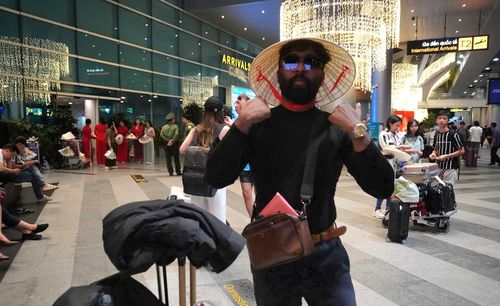 Du khách đội nón lá, check-in sân bay Đà Nẵng.