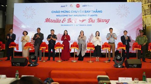 Lãnh đạo Đà Nẵng cùng cơ quan chức năng chào mừng hai chuyến bay quốc tế mới đến Đà Nẵng.