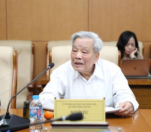 Ủy viên Đoàn Chủ tịch Ủy ban Trung ương Mặt trận Tổ quốc Việt Nam Nguyễn Túc phát biểu tại tọa đàm. Ảnh: Khánh Duy