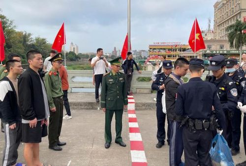 Phòng Quản lý xuất nhập cảnh Công an TP Hà Nội làm thủ tục trao trả các công dân Trung Quốc nhập cảnh trái phép.