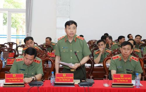 Lãnh đạo các Cục nghiệp vụ thuộc Bộ Công an phát biểu tại buổi làm việc.