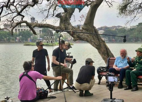 Một nhóm quay phim truyền hình quốc tế thực hiện phỏng vấn bên Hồ Gươm tại Thủ đô Hà Nội của Việt Nam sáng 16/3. Ảnh: Thanh Nguyễn