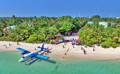 Hãng hàng không quốc gia Maldives ngày 12/2 vừa khai trương dịch vụ thủy phi cơ theo lịch trình đầu tiên đến đảo Thoddoo có người sinh sống ở Bắc Ari Atoll, nhằm cải thiện sự thuận tiện cho việc đi lại và phát triển du lịch địa phương. Ảnh: Maldivian