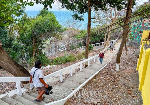 Đường từ Đồn Biên phòng Hòn Chuối xuống gành Chướng.