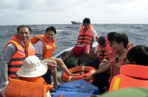 "Sói biển" Nguyễn Văn Nam (bìa trái) cùng đồng đội trên xuồng CQ vào nhà giàn DK1
