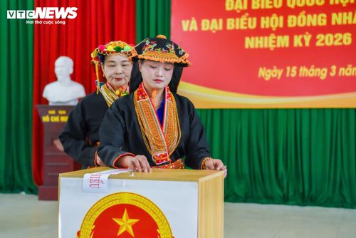 Người dân xã vùng cao Tây Yên Tử đi bỏ phiếu bầu cử.