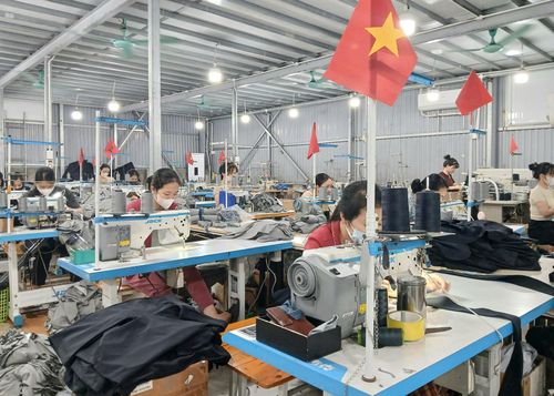 Nhiều xưởng may ở thôn Vĩnh Trung đóng bảo hiểm xã hội và có các chế độ đãi ngộ cho công nhân. Ảnh: Hoàng Quyết