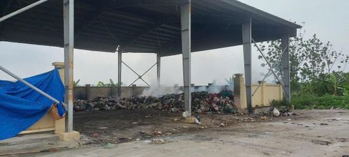 Lửa cháy âm ỉ tại bãi rác chung Hòa Phú - Thượng Vực. Ảnh: Trần Thụ