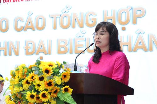 Phó Chủ tịch Thường trực Ủy ban Mặt trận Tổ quốc phường, Chủ tịch Hội Liên hiệp Phụ nữ phường Giảng Võ Phạm Thị Hòa báo cáo tổng hợp ý kiến tại hội nghị đại biểu nhân dân của 71 tổ dân phố. Ảnh: TT