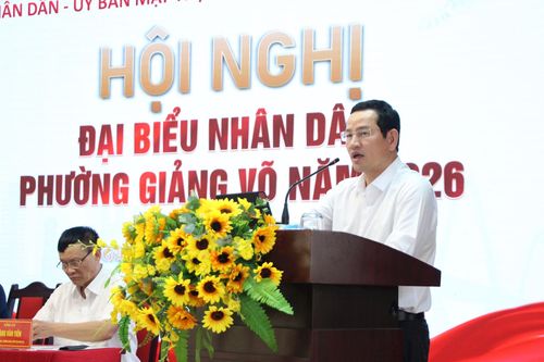Chủ tịch UBND phường Giảng Võ Cồ Như Dũng làm rõ một số nội dung nhân dân quan tâm. Ảnh: TT