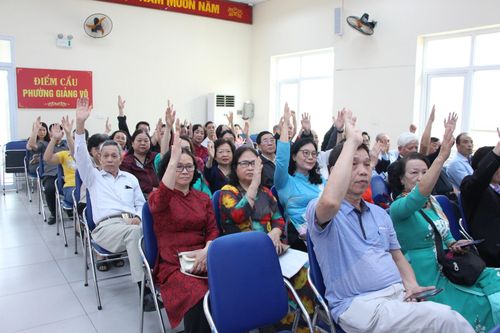 Đại biểu nhân dân phường Giảng Võ thông qua Nghị quyết hội nghị. Ảnh: TT