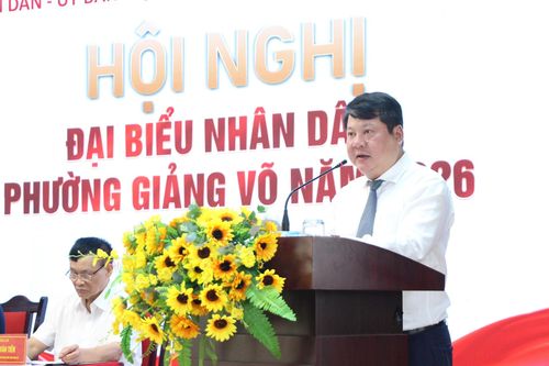 Bí thư Đảng ủy, Chủ tịch HĐND phường Giảng Võ Tống Học Nghĩa phát biểu tại hội nghị. Ảnh: TT
