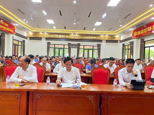 Ông Hoàng Hải Đăng (ngồi giữa), Bí thư Đảng ủy, Chủ tịch HĐND xã Phúc Thịnh trúng cử đại biểu HĐND xã với số phiếu cao nhất đạt 97,82%. Ảnh: Thanh Hà