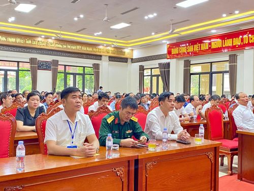 Các đại biểu tham dự hội nghị công bố kết quả bầu cử và danh sách những người trúng cử đại biểu Hội đồng nhân dân (HĐND) xã Phúc Thịnh. Ảnh: Thanh Hà
