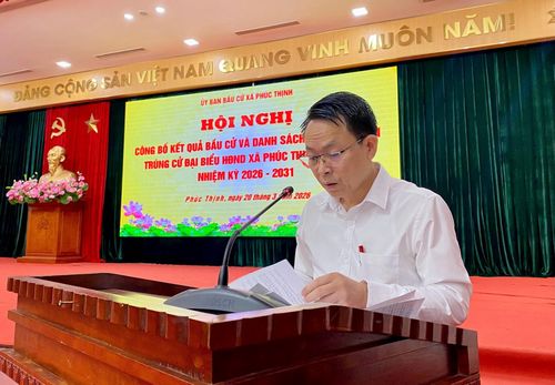 Ông Đặng Minh Thắng, Phó Bí thư Thường trực Đảng ủy,Phó Chủ tịch Ủy ban bầu cử xã đã báo cáo kết quả bầu cử tại hội nghị. Ảnh: Thanh Hà