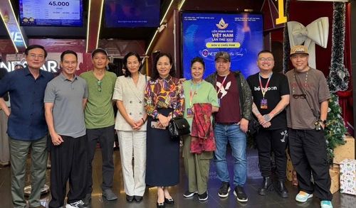 Đạo diễn, NSƯT Bùi Trung Hải (thứ 3 từ phải sang) và các thành viên Ban Giám khảo Liên hoan phim Việt Nam lần thứ 24 - năm 2025. Ảnh: NVCC