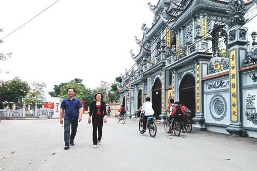 Tuyến đường trục chính của thôn Vĩnh Trung được mở rộng khang trang. Ảnh: Hoàng Quyết