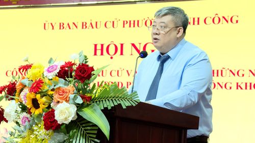Bí thư Đảng ủy, Chủ tịch HĐND phường, Chủ tịch Ủy ban Bầu cử phường Nguyễn Quang Trung phát biểu tại hội nghị. Ảnh: PV