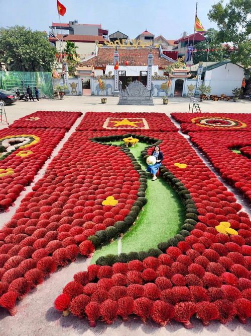 Làng nghề chẻ tăm hương Quảng Phú Cầu thu hút nhiều du khách. Ảnh: Thu Uyên