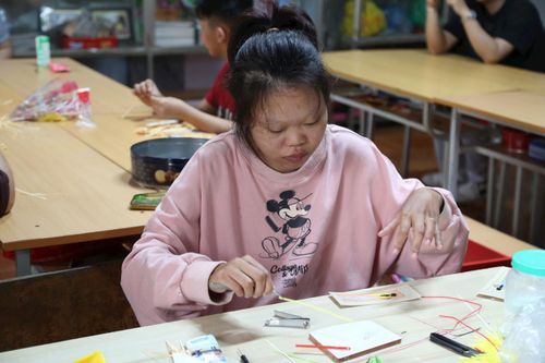 Trà My là một trong nhiều học viên giỏi, thành thạo của trung tâm. Ảnh: Tuyết Linh