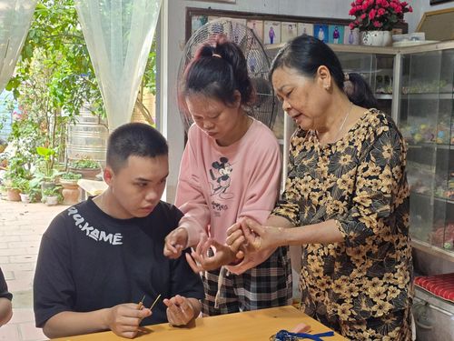 Dù sức khỏe không ổn định, bà Đoàn Thị Hoa vẫn luôn cố gắng, kiên nhẫn chỉ dẫn các học viên. Ảnh: Tuyết Linh