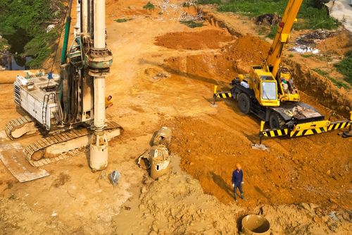Việc xử lý nền đất yếu, san gạt mặt bằng và đảm bảo an toàn kỹ thuật là những thách thức lớn đòi hỏi sự phối hợp chặt chẽ giữa các đơn vị thi công.