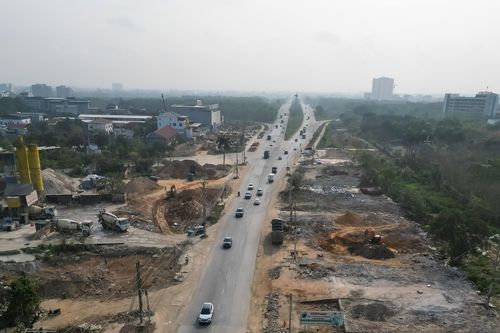 Khởi công từ tháng 10/2023, dự án đi qua địa bàn Hòa Lạc và xã Yên Xuân, nối từ Quốc lộ 21 đến cao tốc Hà Nội - Hòa Bình. Tuyến được thiết kế hiện đại với mặt cắt ngang rộng từ 120 - 180m, cho phép tổ chức nhiều làn xe, đáp ứng lưu lượng giao thông ngày càng gia tăng giữa trung tâm Hà Nội và các tỉnh phía Tây Bắc.