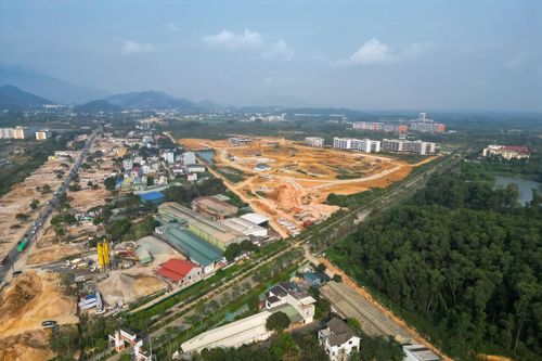 Riêng tại xã Hòa Lạc, diện tích thu hồi hơn 60,55ha với 688 thửa đất, trong đó gần 55,3ha đã được bàn giao, đạt hơn 91%. Đây là điều kiện quan trọng để các nhà thầu đẩy nhanh tiến độ thi công trên toàn tuyến.