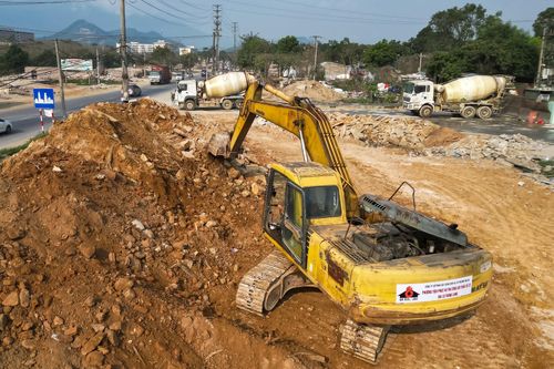 Trên công trường, hàng trăm kỹ sư, công nhân cùng nhiều máy móc hiện đại đang hoạt động liên tục. Những đoạn tuyến qua địa hình phức tạp, đặc biệt là khu vực phải xẻ núi, đang được thi công với cường độ cao.