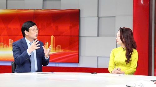 Nhà báo Hồ Quang Lợi trao đổi tại Chương trình thời sự đặc biệt. Ảnh: Thanh Hải
