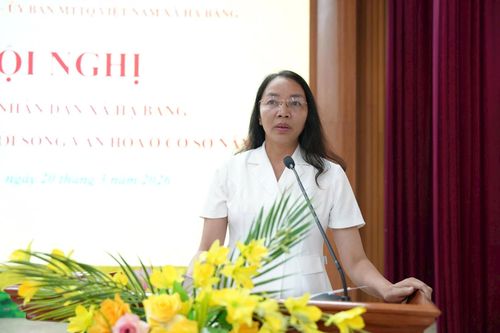 Đồng chí Nguyễn Thị Mùng Chín, Phó Bí thư Thường trực Đảng ủy xã Hạ Bằng phát biểu tại hội nghị. Ảnh: HB