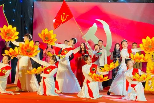 Tiết mục múa hát trong chương trình được lựa chọn kỹ lưỡng, kết hợp hài hòa giữa truyền thống và hiện đại. Ảnh: Lê Dung
