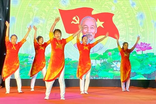 Những bài múa tập thể tạo nên không khí sôi nổi và tinh thần đoàn kết. Ảnh: Lê Dung