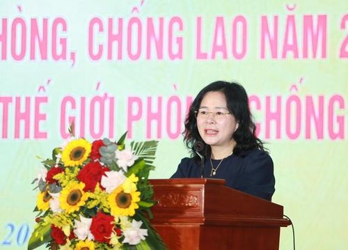 TS.BSCKII Lê Thị Hoài Chung - Giám đốc Sở Y tế Nghệ An phát biểu tại hội nghị.