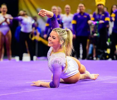 Khi còn thi ở đội tuyển Đại học Bang Louisiana, cô kể mình thường xuyên gặp một nhóm "ít nhất 10 người đàn ông trung niên" đòi cô ký tên lên "cả chồng ảnh hoặc tạp chí khoảng 40 tờ". Lần khác, người hâm mộ của cô, phần lớn là nam thiếu niên, đổ xô đến các cuộc thi có sự góp mặt của nữ vận động viên, chen chúc, xô ngã nhau khi hô vang tên cô, gây ồn ào đến mức làm gián đoạn buổi biểu diễn. Một số fan quá khích gây rối, làm phiền các thí sinh khác. Sự việc khiến Dunne phải đăng tải bài viết trên trang cá nhân để giải quyết sự việc.