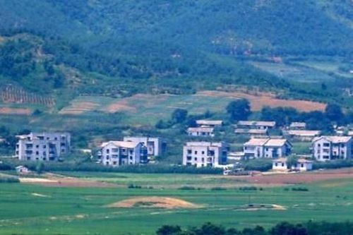 Những ngôi nhà trên bán đảo Gwansan nhìn từ đài quan sát Thống nhất Odusan. Ảnh: Newsis.